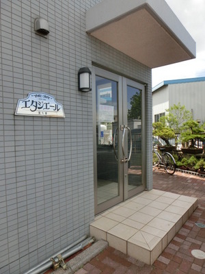 Entrance. Tiled entrance