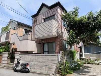 Building appearance. Sunny, 2-minute convenience store walk