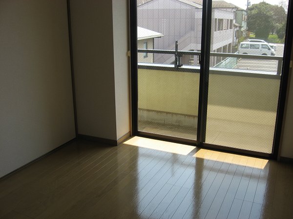 Living and room. Facing south in sunny ☆
