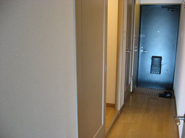 Entrance. I am glad there is a hallway from the entrance ☆