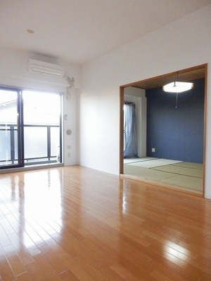 Living and room. You can use Japanese-style room and an open manner. 