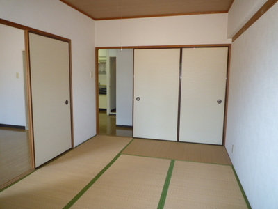 Living and room. Is a Japanese-style room.