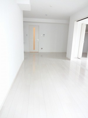 Living and room. About 13.8 Pledge of spacious LDK. Cleaning is also easy to flooring.