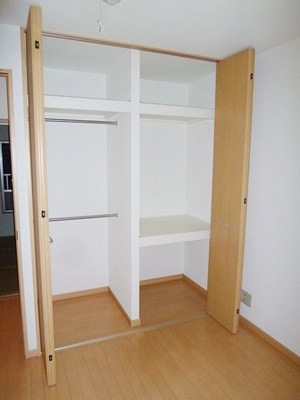 Living and room. It is housed in about 6 tatami rooms. Clothes, etc. can be clean and tidy the Resona