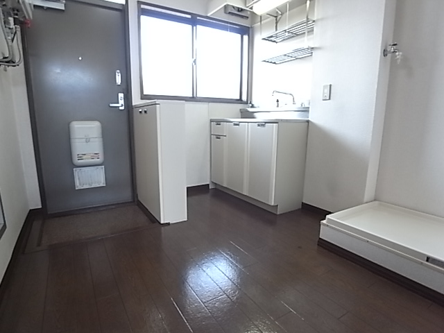 Living and room. Wide kitchen space is happy ☆