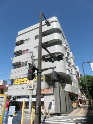 Building appearance. Supermarket, This is useful at a convenience store within walking distance