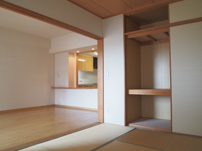 Living and room. Storage is nice Japanese-style room Since Tsuzukiai a, With spacious combined with the living or