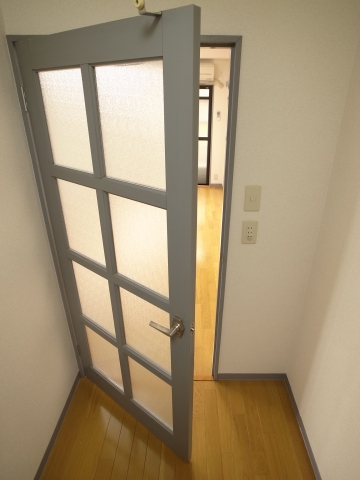 Other. Entrance and room partition at the door.