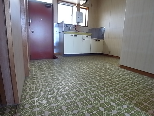 Living and room. Spacious kitchen ☆