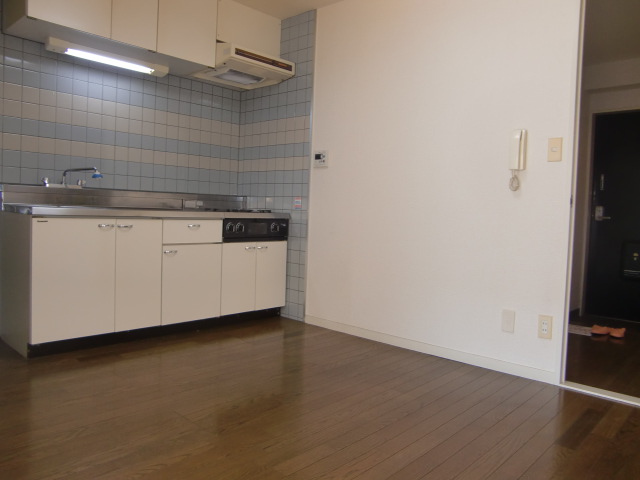 Living and room. Kitchen is spacious and easy to use ☆