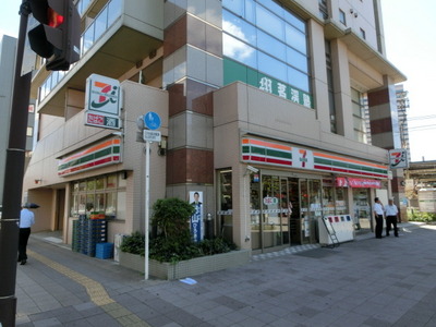 Convenience store. 250m to Seven-Eleven (convenience store)