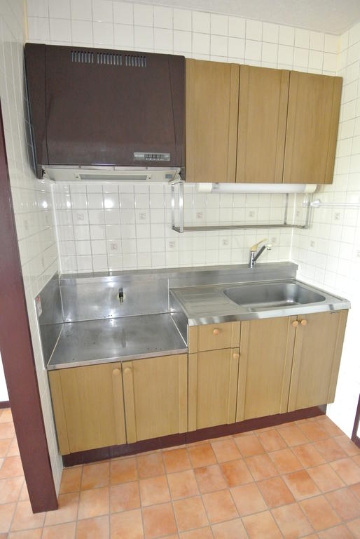 Kitchen. Gas stove available