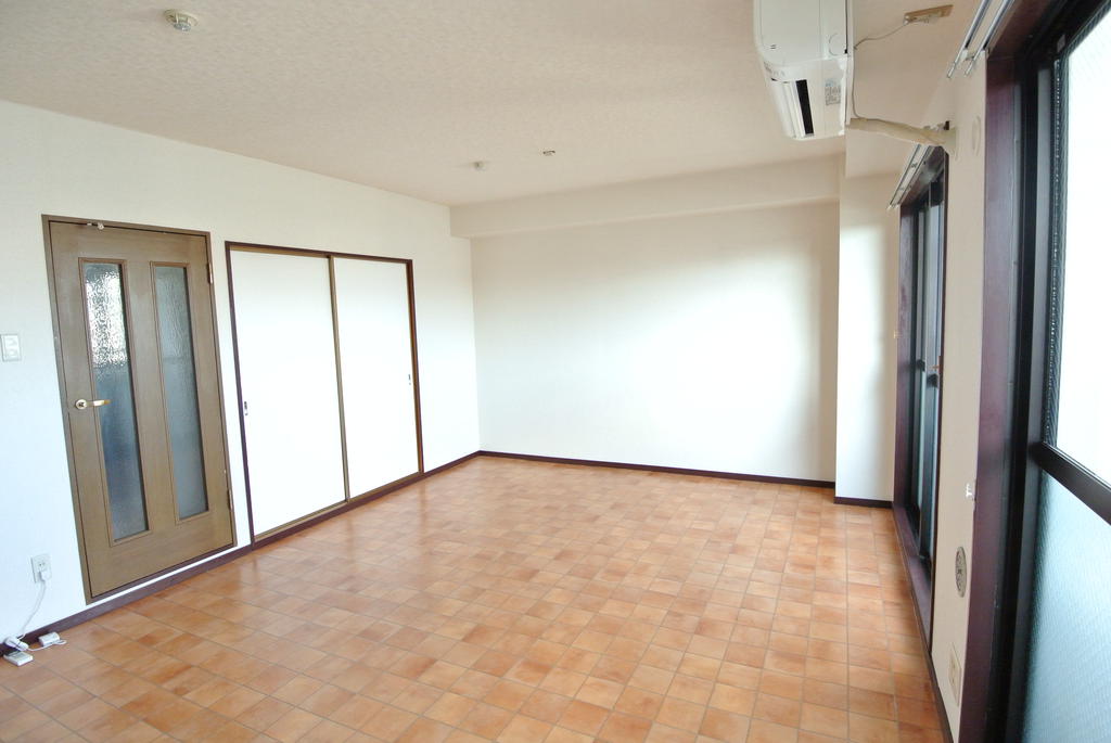 Living and room. You can use widely so landscape LDK facing the balcony.