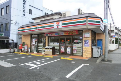 Convenience store. 320m to Seven-Eleven (convenience store)