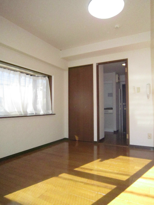 Other room space. bay window ・ Of the room is equipped with lighting equipment.