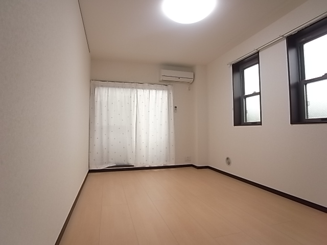 Living and room. Air conditioning ・ Lighting is equipped.