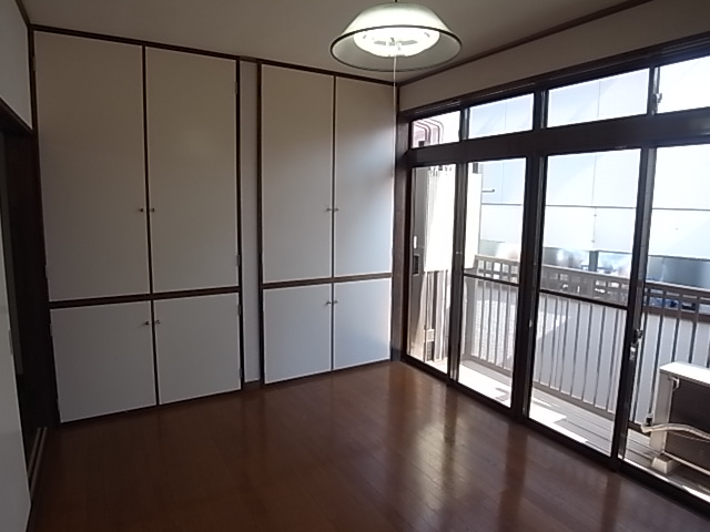 Living and room. Large window ・ It is a large storage ☆