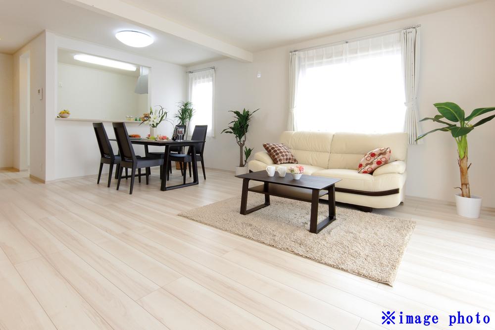 Same specifications photos (living). All building 16 quires more LDK. 20 Pledge or more together with the adjacent of the Japanese-style room. Comfortable space for relaxation attractive family smile gather.