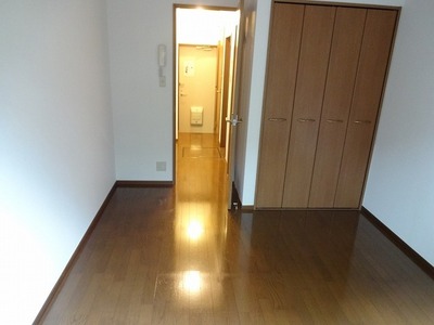Living and room. Air-conditioned 1 groups ・ Flooring is a Western-style.