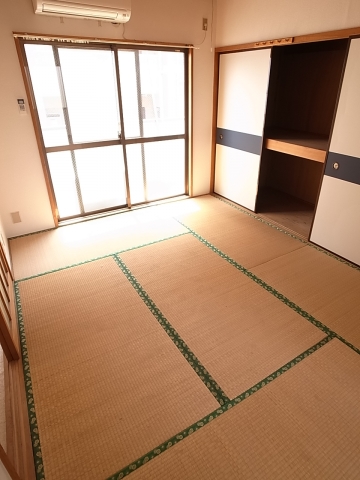 Living and room. 6 Pledge of Japanese-style kitchen next door!