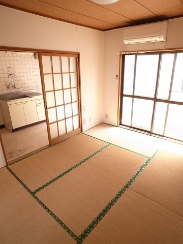 Living and room. I think you calm tatami rooms