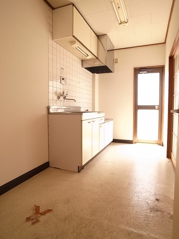 Other. Bright kitchen with door ☆