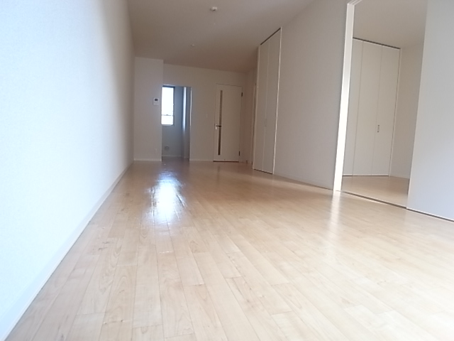 Living and room. Cream clean flooring ☆ 