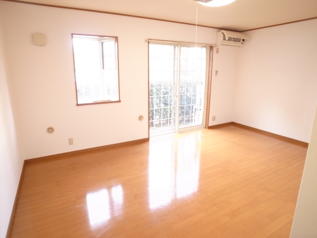 Living and room. Look, look! This room Hiroi! 