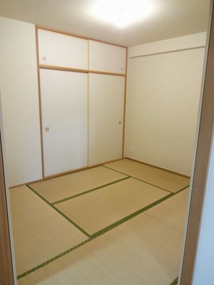 Living and room. Closet of Japanese-style room is equipped with upper closet.