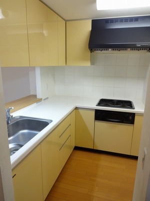 Kitchen. L-shaped kitchen is I hope if there is a working space ☆