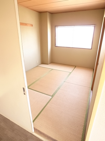 Living and room. This is Japanese-style room. It is just nice to sleep with Golon.