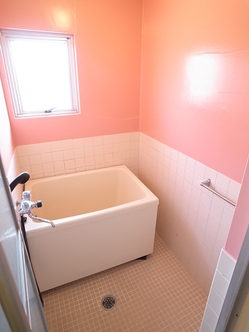 Bath. Tsu bath with a window for ventilation. Wow. It Pink.