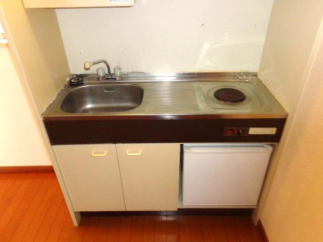 Kitchen. With electric stove.