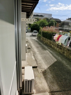 Balcony. Jose and laundry outside