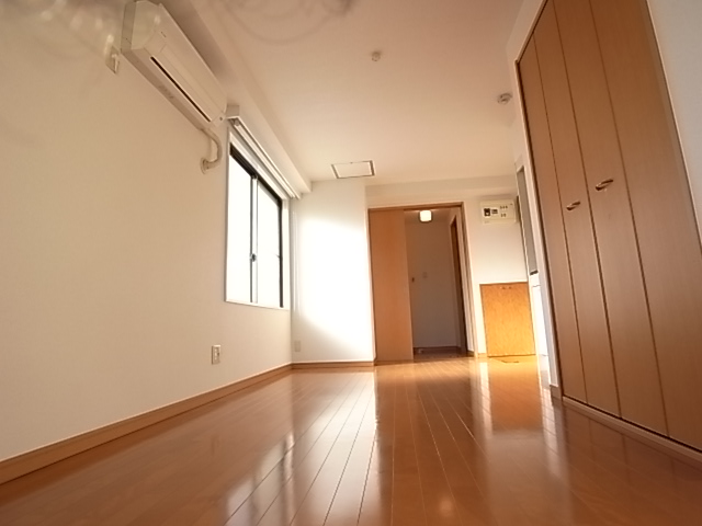 Other room space. It is well-ventilated also good two-plane daylight ☆