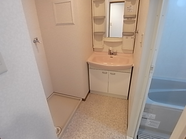 Washroom. Washbasin space is also wide enough ☆