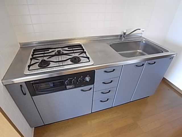 Kitchen. 3-burner stove in the kitchen!