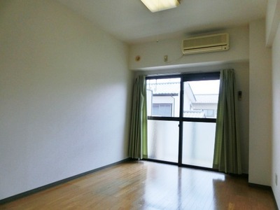 Living and room. Flooring clad Western-style