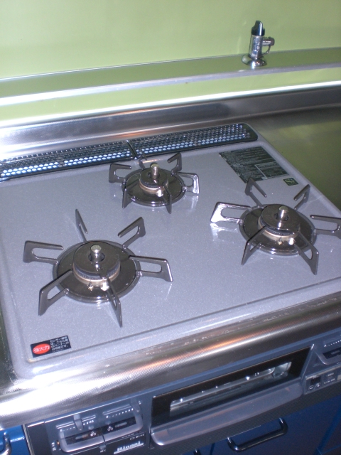 Kitchen. 3-burner stove in the large kitchen