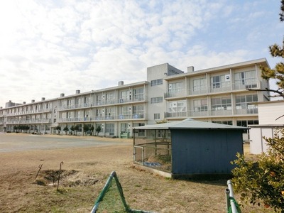 Primary school. 940m until the raw beach elementary school (elementary school)