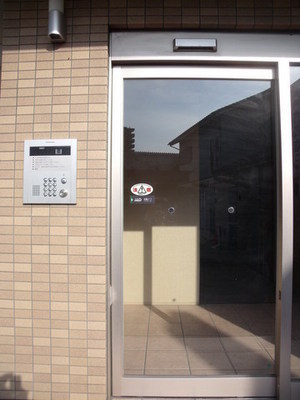 Entrance. Auto lock-conditioned entrance