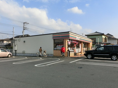 Convenience store. 650m to Seven-Eleven (convenience store)