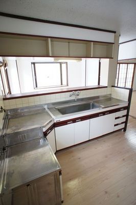 Kitchen. Counter kitchen is even more L-shaped.