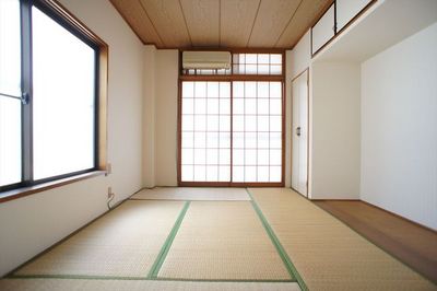 Living and room. Japanese-style room is also so spacious.