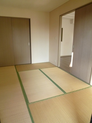 Living and room. This room of the Japanese-style room 6 quires facing the terrace. Mind is calm and there is a Japanese-style room