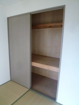 Receipt. It is a closet of the Japanese-style room. It can be a lot of storage there is a pillow shelf. 