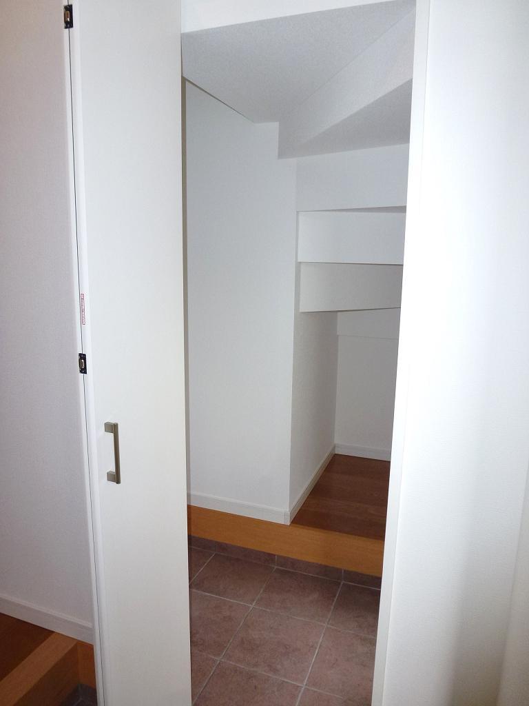 Receipt. Shoe closet