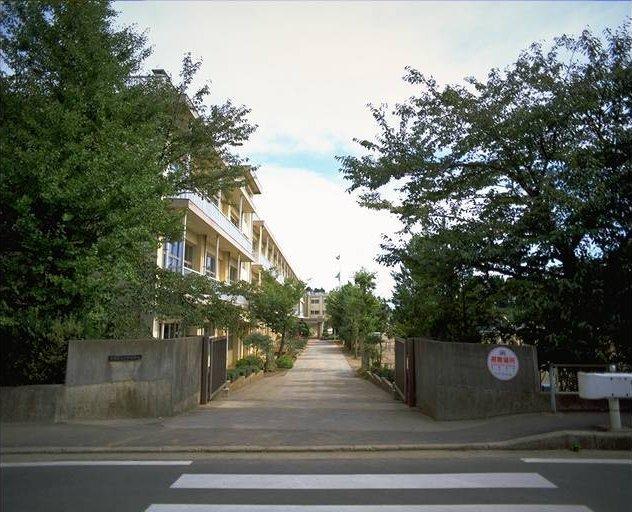 Junior high school. 427m to Chiba City Tachikawa door junior high school
