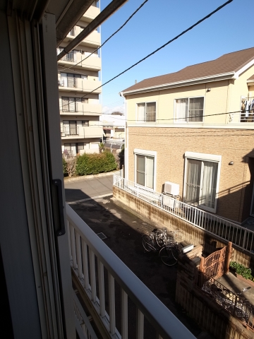 Balcony. Around a quiet residential area! ! 