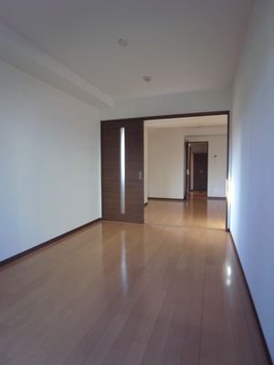 Living and room. Open the door, Western-style you can use to continue with the LDK.